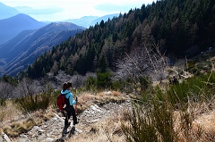 Scendiamo per continuare l'anello verso la cappella di Porta (Caprezzo - VB) .....